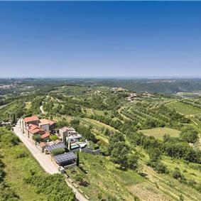 4 Bedroom Luxury Villa Retreat with Heated Infinity Pool near Buje, Sleeps 8-10
